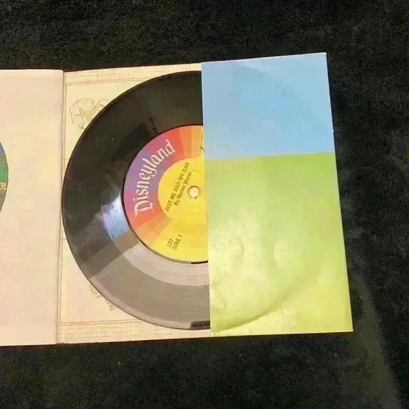 A set of two Vintage 1980s Mercer  Mayer books that include vinyl records - Picture 10 of 14